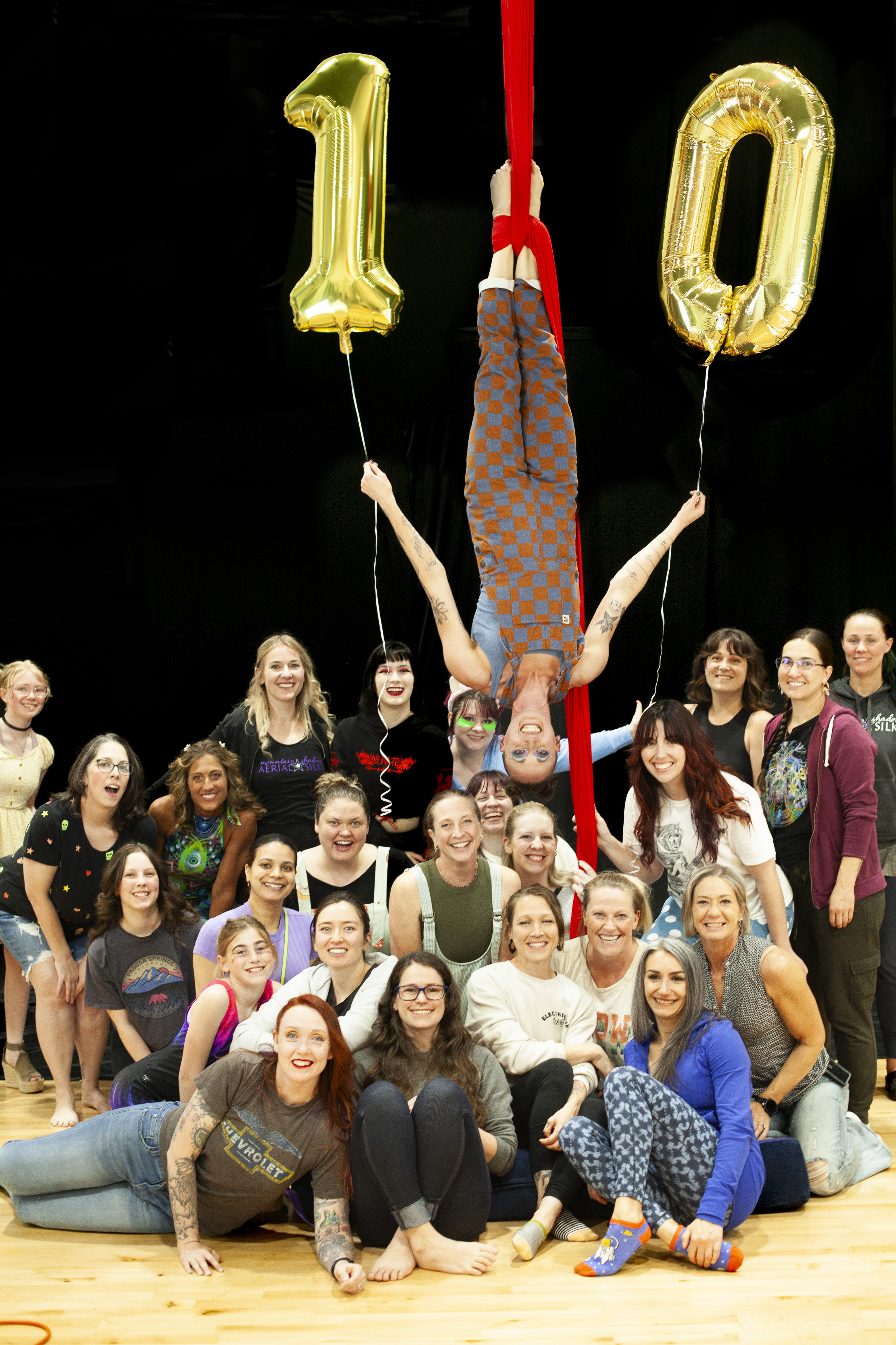 group of silks students with large balooon in the shape of a 10