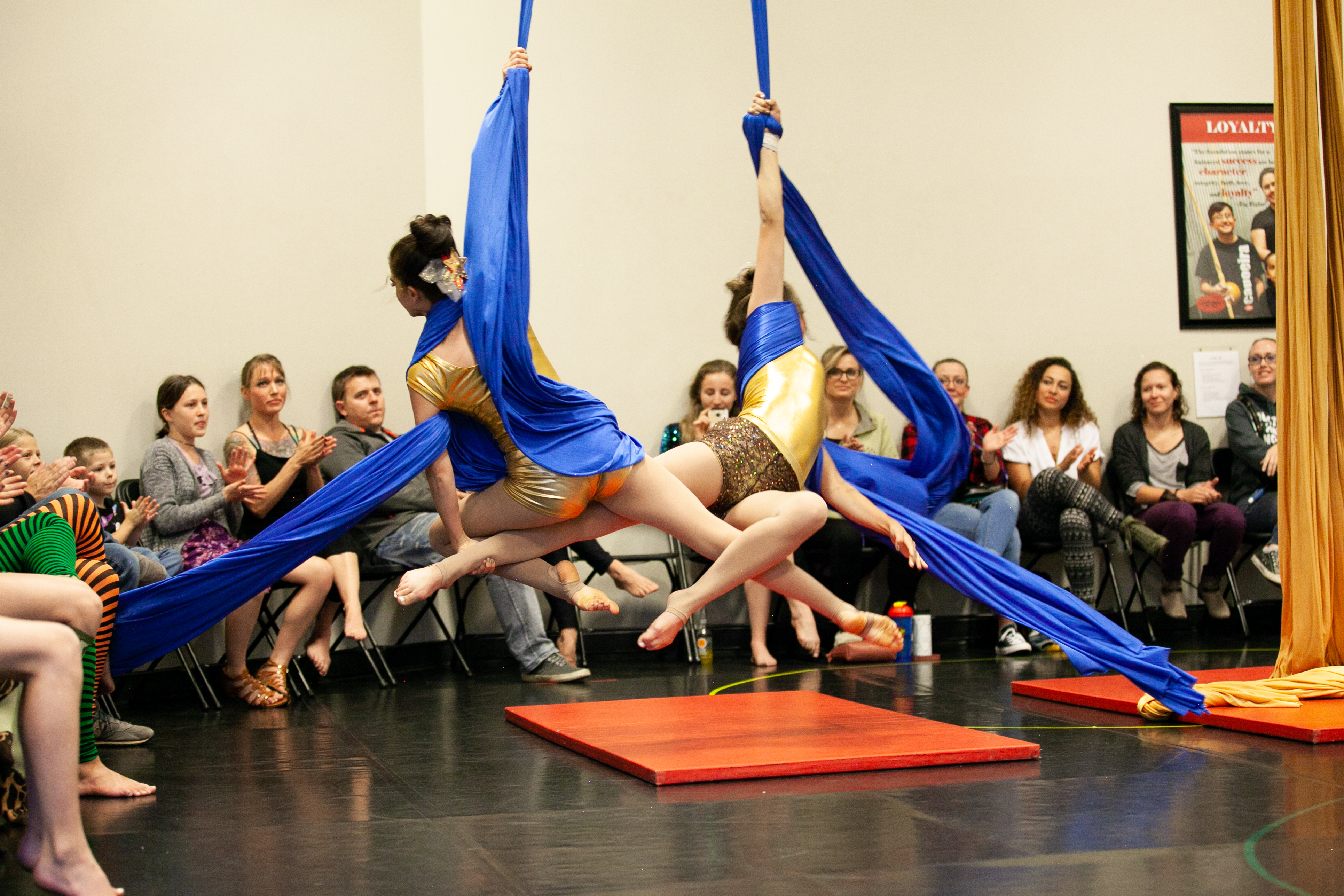 Silks duet performers